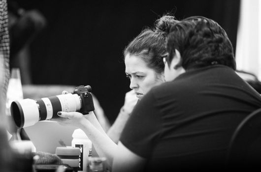 Une réalisatrice de cinéma regarde un écran de caméra