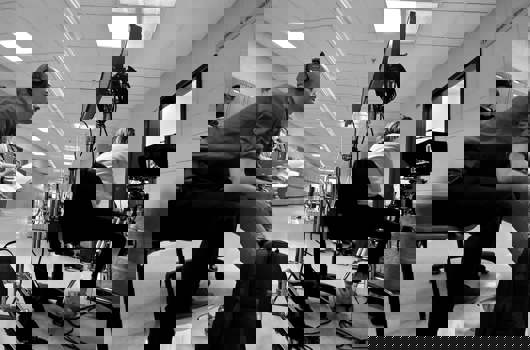 Un réalisateur de cinéma regarde un écran de moniteur