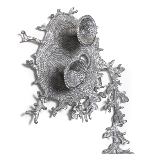 Sculpture en textiles argenté