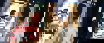 Femme se regarde dans le miroir, le tout vu à travers un écran de caméra