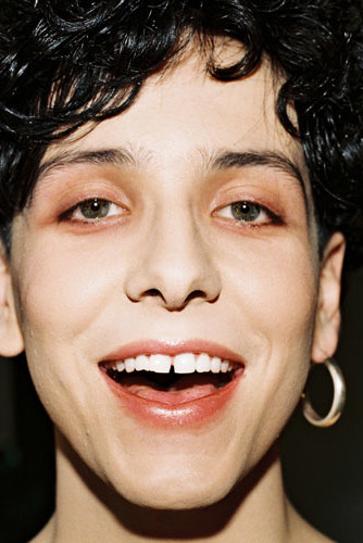 Photo portrait d'un homme avec une boucle d'oreille sourit