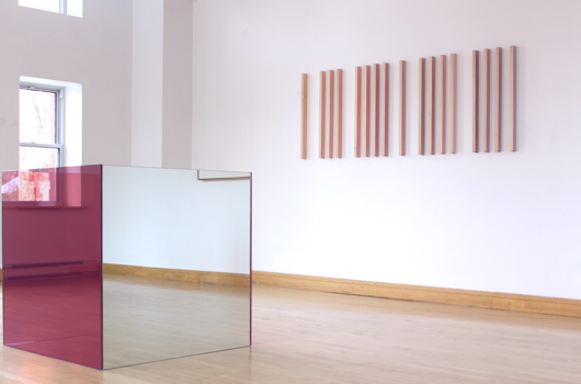 Cube bicolore dans une pièce au plancher de bois